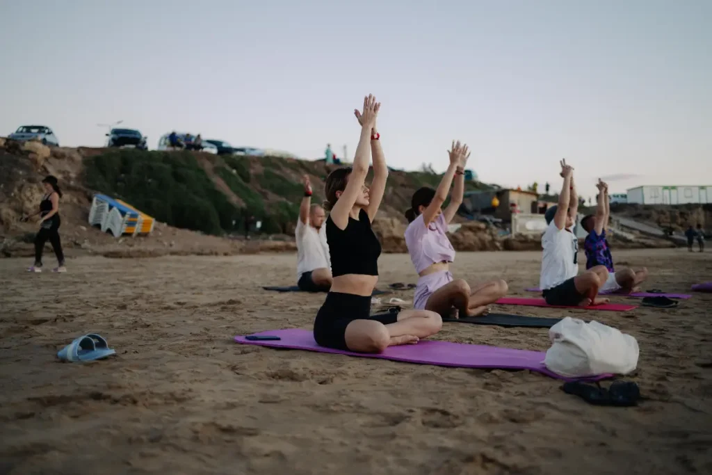 Surf y yoga en Marruecos: yoga al atardecer en el surf camp de Taghazout