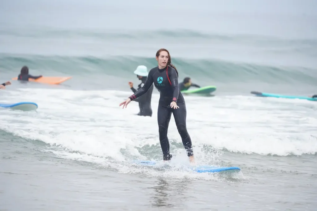 Mejor época para surfear en Taghazout: un surfista cogiendo una ola durante la clase