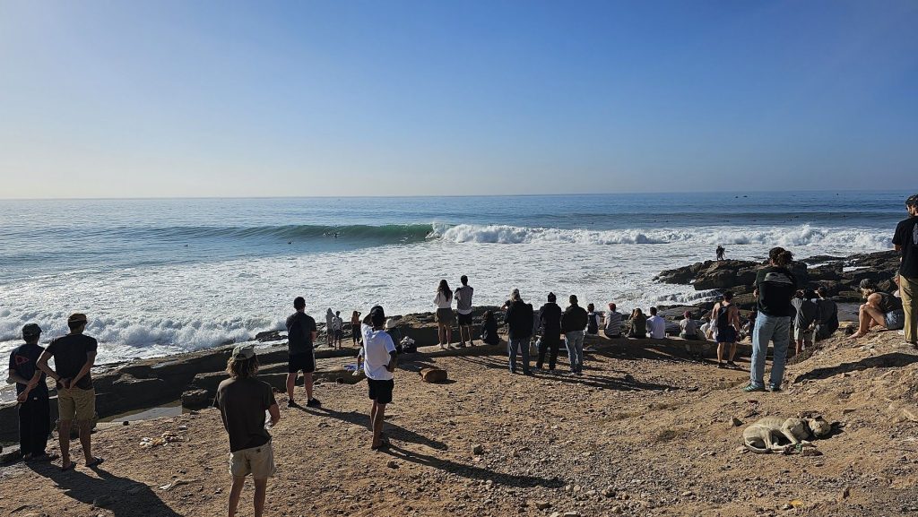 Gente en las rocas de Anchor Point viendo a los surfistas en la derecha de Taghazout