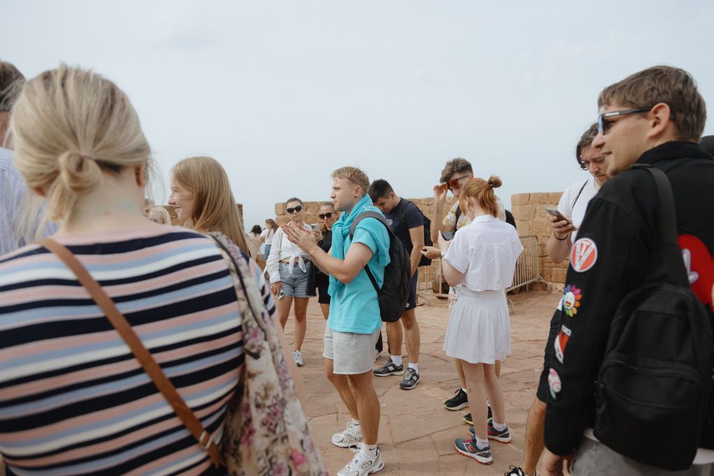 Resenärer på stadsmuren i Essaouira på dagsutflykt från Taghazout