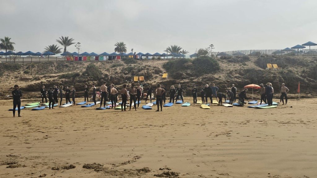 Gruppe surfeelever som varmer opp på Crocodile Beach i Tamraght