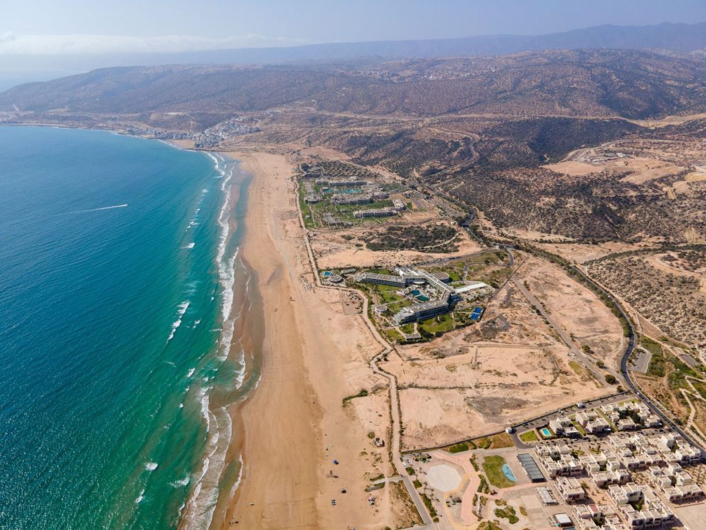 Flyfoto av den lange sandstranden og kysten i Taghazout Bay, Marokko